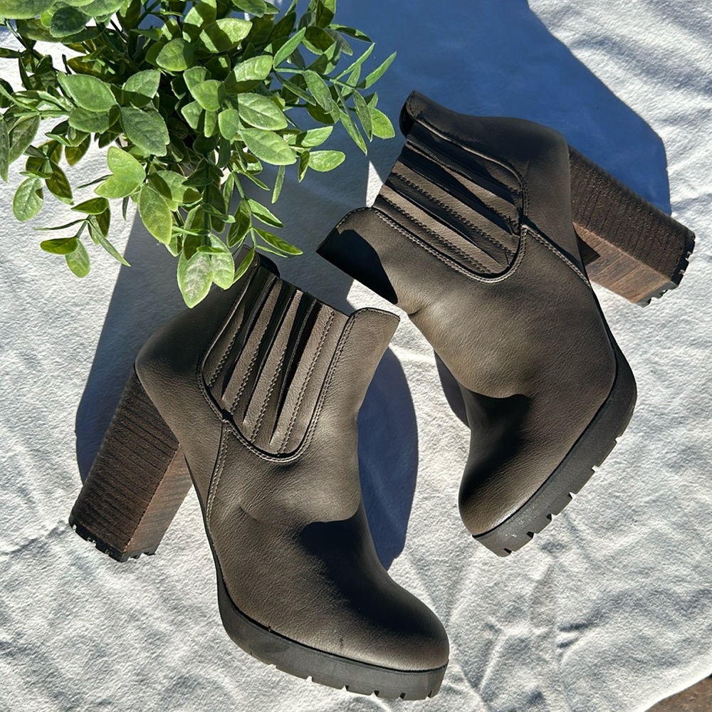Women’s Madden Girl Mazziee Ankle Booties - 9M - Stone
